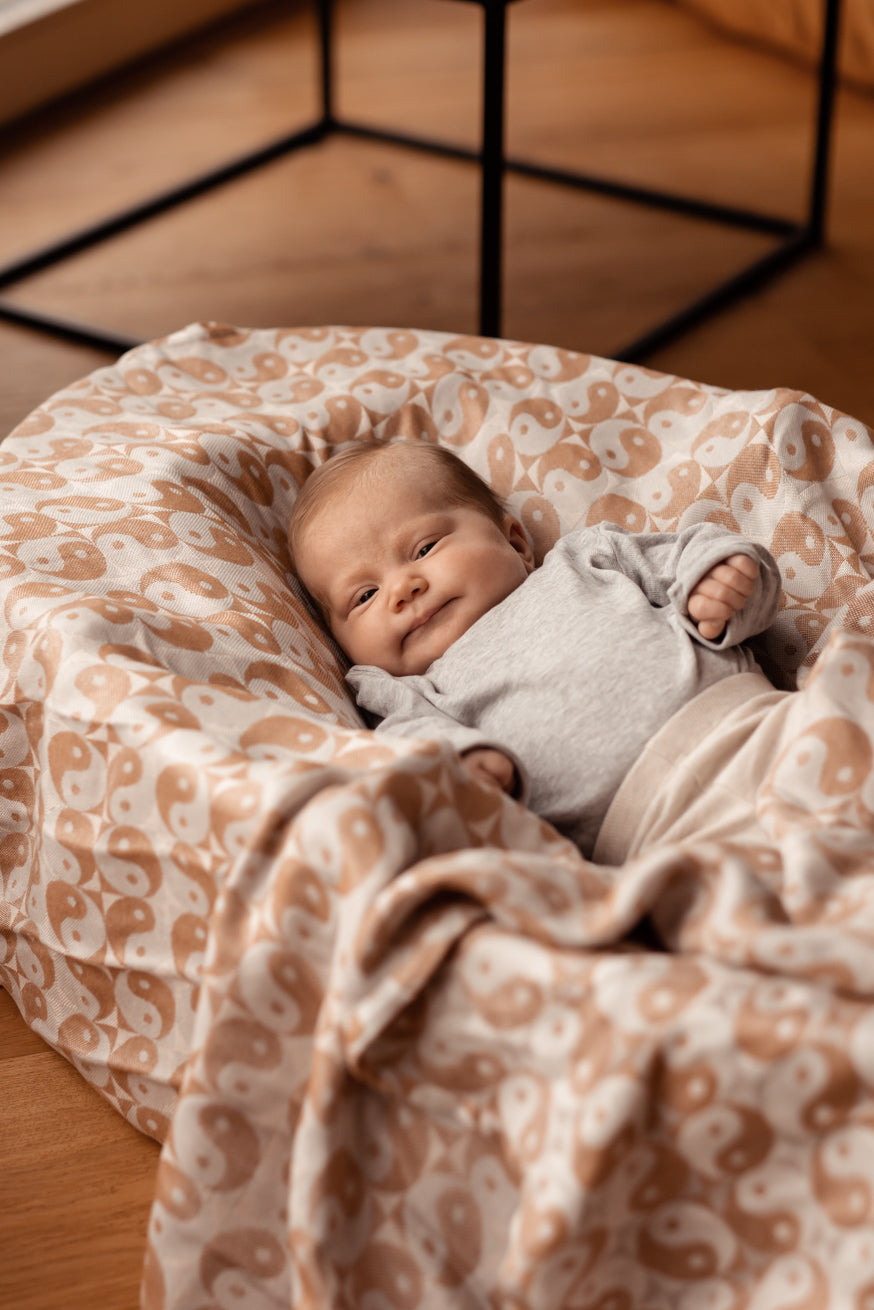 बेबी कंबल क्लियो को संतुलन बहुत पसंद है